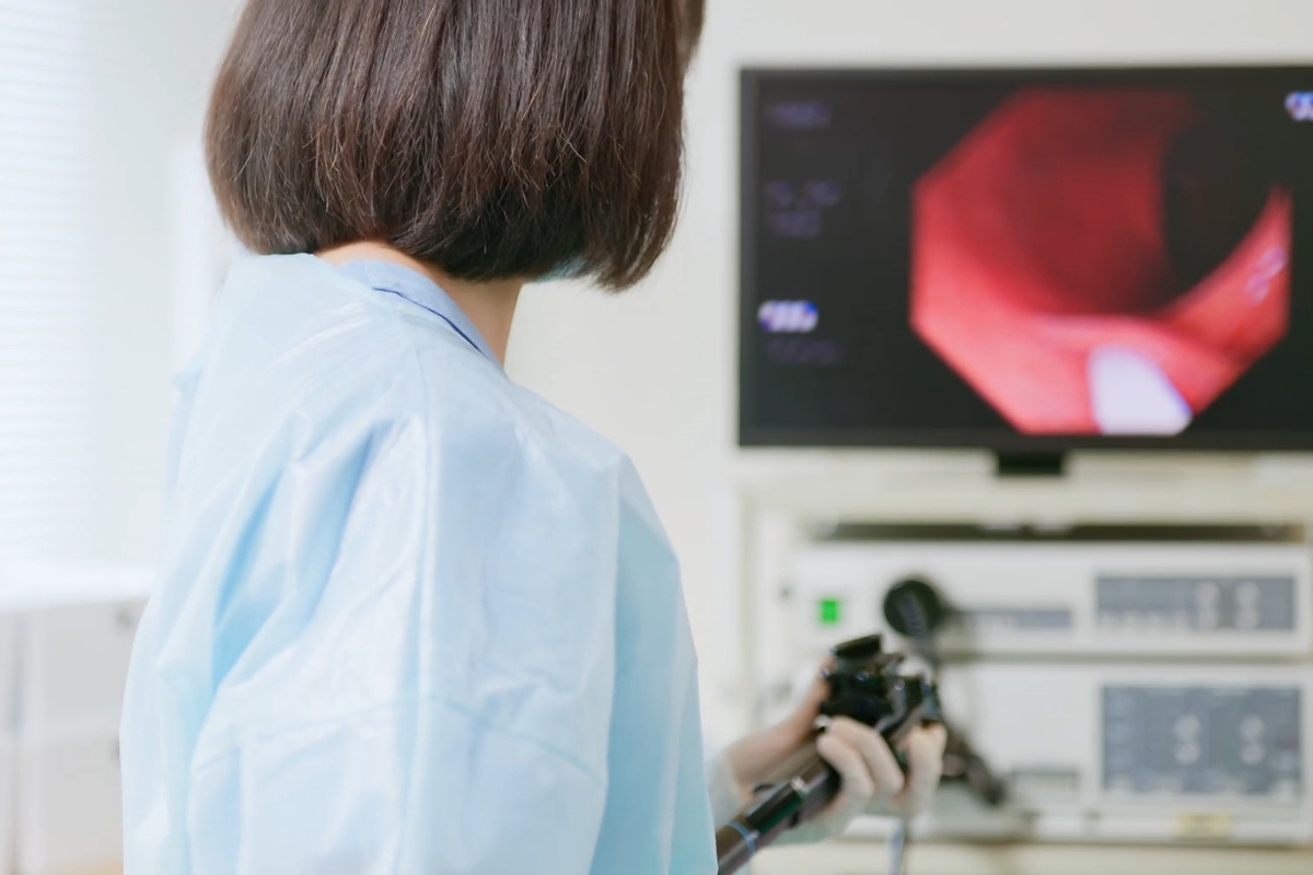 prikaz doktorke koja radi kolposkopski pregled